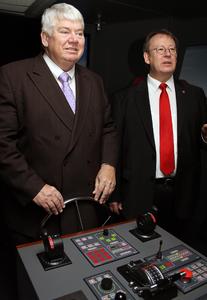 Jörgen Mads Clausen und FH-Präsident Prof. Dr. Herbert Zickfeld im Schiffsführungssimulator des Maritimen Zentrums / Foto: Gatermann