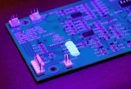 Neuheit: Das Dymax Multi-Cure® 9037-F Verkapselungsmaterial für Leiterplattenmontagen /
Foto: Dymax