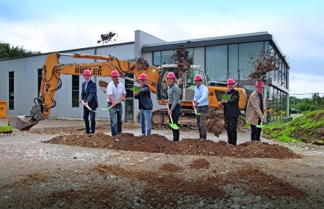 Spatenstich zum Anbau der Produktionhalle bei Henze BNP
Von links: Michael Sackl (Dobler GmbH), Erich Lenz (Dobler GmbH), Klaus Sedlmeier (Hauptverwaltung Lauben), Matthias Henze (Henze BNP), Christoph Henze (Henze BNP), Felix Herget (Dobler GmbH), Florian Gröger (zweite Bürgermeister Lauben)