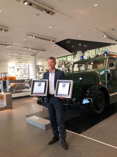 Doppelsieg in Serie: Andreas Moser, Leiter der ZF-Division Nutzfahrzeugtechnik, mit den beiden Auszeichnungen. Der Konzern gewann bei den diesjährigen "ETM Awards" zum wiederholten Mal die Kategorien "Nutzfahrzeuggetriebe" und "Retarder"