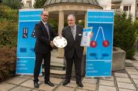 Andreas Wagener, Geschäftsführer Vertrieb und Marketing Deutschland der ASSA ABLOY Sicherheitstechnik GmbH, bei der Übergabe der 