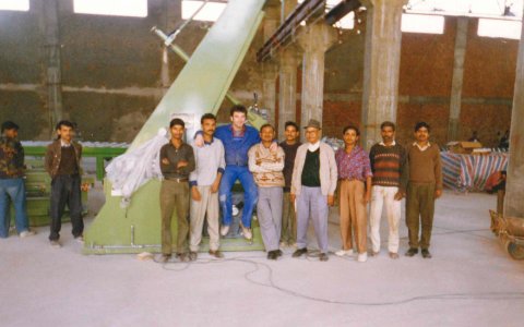 Indian premiere for Grenzebach: A stacking system for float glass was installed at an already existing conveyor technology in 1996.
Indische Premiere für Grenzebach: 1996 wurde ein Stapelsystem für Floatglas an einer bereits existieren-den Fördertechnik installiert.
Source/ Quelle: Grenzebach