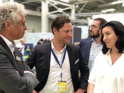 Staatsministerin für Digitalisierung, Dorothee Bär, MdB im Gespräch mit Walter Elsner, Geschäftsführer PCS Systemtechnik und dem Geschäftsführenden Gesellschafter Daniel Vogler von ZMI auf dem PCS Partnerstand in Halle 17, Stand B40, CEBIT 2018.