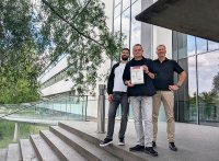 Protected against cyber attacks: Representing all colleagues who ensure that SMA systems meet the highest standards of data protection and IT security, Jonas Dworak (from left), Carsten Dietrich, and Dirk Schlote present the certificate confirming compliance with the ETSI EN 303 645 standard.
