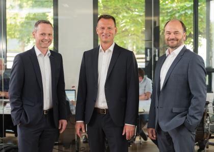 Christoph Hardt (rechts), Michael Wagner (links) und Büroinhaber Christoph Hitzler (Mitte) von Hitzler Ingenieure haben auch 2018 wieder auf Wachstum gesetzt.
Foto: Hitzler Ingenieure/©DanielSchvarcz