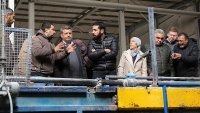 Praxisorientierter Anlagenbesuch bei Valorflakes (Zaghouan, Tunesiuen): Teilnehmende diskutieren Prozessschritte der Kunststoffaufbereitung direkt an der Anlage.