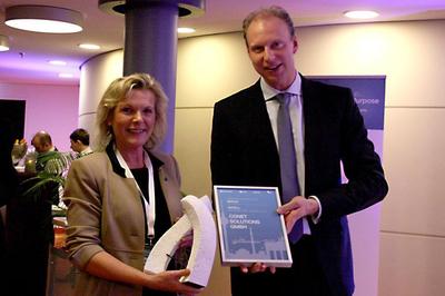 CONET-Geschäftsführerin Anke Höfer und Michael Kleist, Managing Director Area Central Novell, auf dem Attachmate Partner Summit in Berlin, Bild: CONET