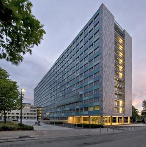 Zum Statistischen Bundesamt gehören am Hauptsitz in Wiesbaden fünf Gebäude. Im Blickpunkt des öffentlichen Interesses steht vor allem das 1952 von Regierungsbau-meister Paul Schaeffer-Heyrothsberge geplante Hochhaus. Es wurde von 1953 bis 1956 in Stahlskelettbauart errichtet und gilt seit 1995 als Kulturdenkmal