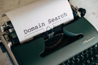 Die Wahl des Domainnamens ist ein wichtiger Schritt bei der Registrierung einer De-Domain
