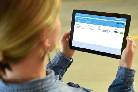 Mit ELLi, der Elektronischen Ladeliste der LIS AG, können Waren-ein- und -ausgänge digital und in Echtzeit über mobile Endgeräte erfasst werden. (Foto: LIS AG)