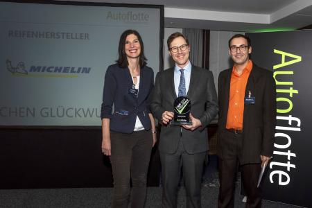 Albrecht von Leonhardi, Commercial Director Services & Solutions Germany, Austria, Switzerland bei Michelin (mitte) mit Marijke Hage und Rocco Swantusch von der Autoflotte-Redaktion. Foto: Autoflotte