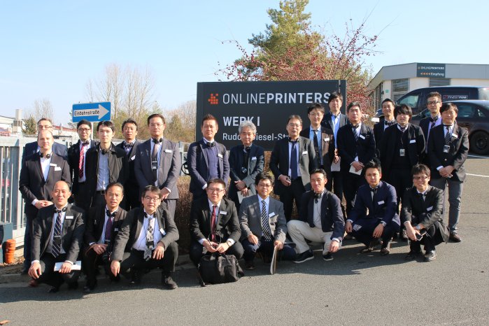 japanese-delegation-visits-onlineprinters.JPG