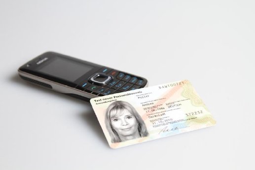 Wenn der Ausweis mit dem Handy (Foto Fraunhofer SIT).jpg