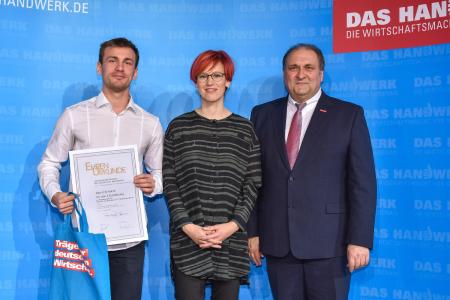 Der 1. Bundessieger im Steinmetz und Steinbildhauer-Handwerk David Simonis mit der ehemaligen deutschen Biathletin Kati Wilhelm, und dem ZDH-Präsidenten Hans Peter Wollseifer / Foto: ZDH