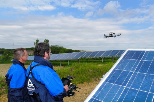 Prüfung einer Solaranlage mit Drohne.jpg