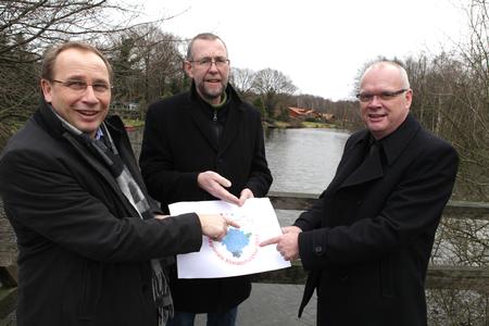 Bürgermeister Werner Backeberg (von rechts) zeigt dem Umweltdezernenten der Region Hannover, Professor Dr. Axel Priebs, und dem Geschäftsführer der Klimaschutzagentur Region Hannover, Udo Sahling, wo das neue Energieeffizienz-Projekt der Gemeinde Uetze starten soll