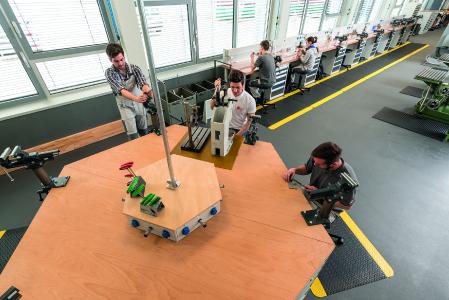Blick in das neue Ausbildungszentrum der Firma Ganter in Furtwangen: Bedrunka + Hirth lieferte 22 hochwertige Reihenwerkbänke, die den Anforderungen entsprechend farblich gestaltet und individuell konfiguriert wurden