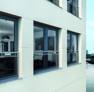 Die neue kombinierte Absturzsicherung mit Stange und Glas für Schüco Kunststoff-Fenster vervollständigt das Produktportfolio um eine attraktive dritte Sicherungsmöglichkeit / Bildnachweis: Schüco International KG