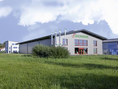 Losberger Stahl-Systemhalle, 22 x 42 m, isoliert, Verkaufsraum mit angrenzendem Lager