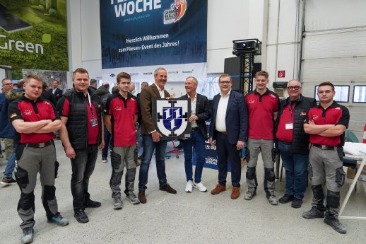 Übergabe Wappen.jpg.png
