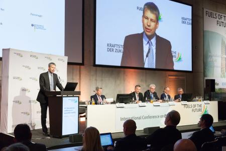 V.l.n.r.: am Rednerpult: Steffen Bilger (Parlamentarischer Staatssekretär beim Bundesminister für Verkehr und digitale Infrastruktur), Bernhard Mattes (Präsident des Verbandes der Automobilindustrie), Elmar Baumann (Geschäftsführer Verband der deutschen Biokraftstoffindustrie e.V.), Artur Auernhammer (MdB und Vorsitzender des Vorstandes des Bundesverbandes Bioenergie), Wolfgang Langhoff (Vorstandsvorsitzender BP Europe SE), Prof. Dr.-Ing. Manfred Aigner(Deutsches Zentrum für Luft- und Raumfahrt)