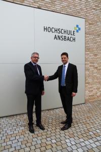 Prof. Dr.-Ing. Jürgen Göhringer (rechts) und Dietmar Binert beschließen die weitere Kooperation und ermöglichen somit die Vorlesung "Manufacturing Execution Systems" an der Hochschule Ansbach
