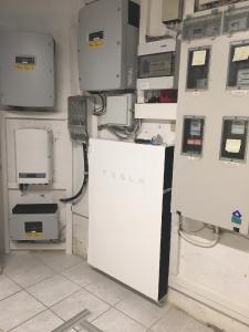 TESLA Speicher im Haus