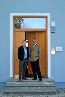 Holzbau ist Klimaschutz ! INTHERMO-Geschäftsführer Stefan Berbner (links) und Frithjof Finkbeiner (rechts), ehrenamtlicher Vorstand der Plant-for-the-Planet-Stiftung, sind sich einig, dass die Holzbauquote in allen Bundesländern rasch gesteigert werden muss, um einen nachhaltig wirksamen Beitrag zum globalen Klimaschutz zu leisten. Nach Angaben des Deutschen Holzwirtschaftsrates e.V. (DHWR) liegt die Holzbauquote im Mittel aller Bundesländer derzeit bei 17 Prozent. Foto: Achim Zielke für INTHERMO, Ober-Ramstadt; www.inthermo.de