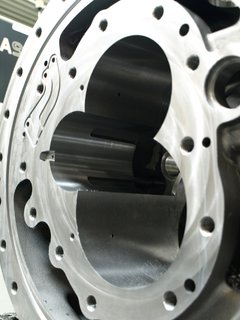 Romai-1004-kühlmittelgesteuerte Winkelköpfe-Bitzer-Bild1:Ohne Winkelkopf wären die Kühlmittelbohrungen in den Bohrungswandungen der Kolbenbohrungen nicht ohne Umspannen des Kompressorgehäuses zu bearbeiten.