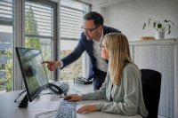 Reflexionen auf dem Monitor - KI-Bild