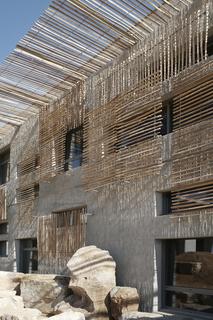 Die sichtbaren Beton-Oberflächen der Wände des Lycée Marc Bloch im südfranzösischen Sérignan sind aufgestellten Schilfbündeln nachempfunden. Sie sollen an eine jahrhundertealte Bautradition in der Camargue erinnern. Diese wurde so durch den Architekten François Fontes zu neuem Leben erweckt. (Foto: NOE-Schaltechnik, Süssen)