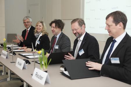Unterzeichnung Kooperationsvertrag Forschungsverbund WindenergieEs unterzeichneten am 31. Januar 2013 den Kooperationsvertrag (vlnr):Prof. Ulrich Wagner, Vorstand Energie und Verkehr beim DLR, Prof. BabetteSimon, Präsidentin Universität Oldenburg, Prof. Rolf Drechsler, KonrektorUniversität Bremen, Prof. Klaus Hulek, Vizepräsident Universität Hannover, Prof. Andreas Reuter, Institutsleiter Fraunhofer IWES, Copyright: ForWind