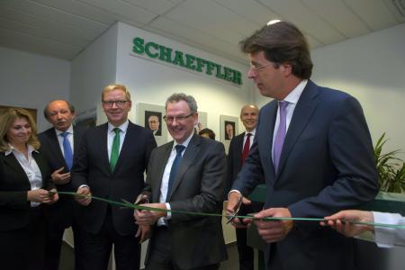 Schaeffler eröffnet neues Büro im Haus der deutschen Wirtschaft in Moskau: (von links) Natalia Zhuravleva (Schaeffler), Andrej Atamanenko (Exekutivdirektor Schaeffler Russland), Prof. Dr. Rainer Lindner (CEO Mittel- und Osteuropa), Dietmar Heinrich (CEO Europa), Mikhail Volkov (Exekutivdirektor Schaeffler Manufacturing Russland), Klaus Rosenfeld (Vorsitzender des Vorstands der Schaeffler AG)