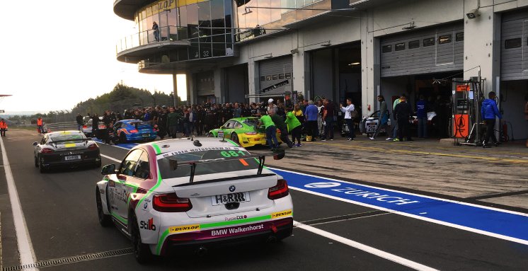 Nordschleife Boxengasse.jpg