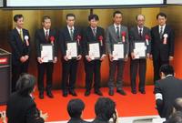 Presenting the award to the winners, Photo: Mori Seiki