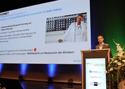 Das KI-Ökosystem der Zukunft – Frank Trautwein erläutert die Ziele und Vorhaben des Projekts AIQNET / Copyright: MedicalMountains/Michael Kienzler