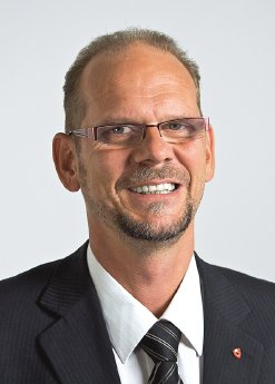 Dr. Dirk Hochstrate Portrait 08-09 RGB.jpg