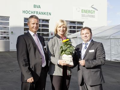 Im Beisein der Bayerischen Staatsministerin für Umwelt und Verbraucherschutz, Ulrike Scharf, weihten Reinhard Dietel, Geschäftsführer der rsb Bioverwertung Hochfranken GmbH (links), und Eric Priller, Geschäftsführer der REHAU Energy Solutions GmbH, die Bioabfallvergärungsanlage Hochfranken ein. Als Gastgeschenk gab es einen Blumentopf mit