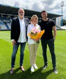 Volker Harr (Vizepräsident SV Darmstadt 98), Ines Dohmann (GF PEAK-Group und Kevin Klöber (GF Klöber Versicherungsmakler) bei der Übergabe des Projekts
