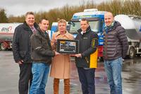 Preisübergabe durch Timo Röbbel, Leiter Marketing Continental an die Beat-the-Best Sieger Lkw-Reifen, Maria Abthoff, Prokuristin Kaufmännische Leitung und Mario Springmann, Fahrer des Siegerfahrzeugs der Spedition Kleigrewe