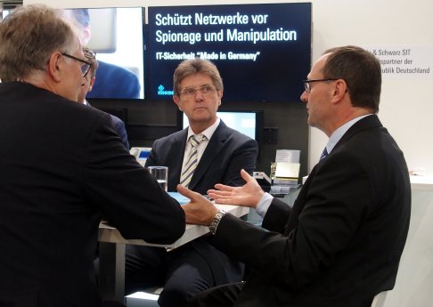 Klaus Vitt im Gespräch mit Winfried Wirth, Geschäftsführer von Rohde & Schwarz SIT auf der .jpg