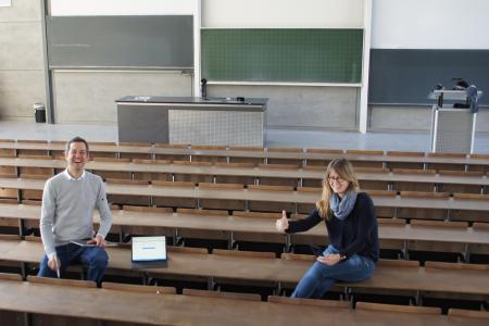 Die Professoren Dr. Constance Richter und Dr. Holger Schmidt arbeiten gemeinsam mit ihren Kolleginnen und Kollegen am "Online-Campus" der Hochschule Aalen. Denn die Hochschule bereitet sich in Zeiten der Corona-Pandemie mit Hochdruck auf ein digitales Sommersemester vor / Fotohinweis: © Hochschule Aalen | Saskia Stüven-Kazi
