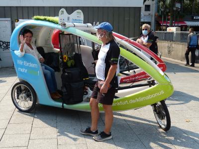 Umweltdezernentin Rosemarie Heilig - Uwe Buchelt ( Velotaxi Frankfurt ) - Thorsten Rahm ( Velotaxi Frankfurt ), Quelle: Velotaxi Frankfurt