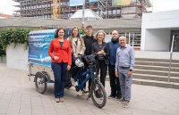Ein Hinkucker: Senatorin Kathrin Moosdorf (links) besuchte die HSB, um sich das neue Lastenfahrrad und das mobile DesignBuild-Labor anzuschauen. Neben ihr (von links): Die Architekturstudierenden Emma Meinor und Tim Kaiser, Professorin Michaela Hoppe, Holger Schoefer (Leitung Modellbauwerkstatt) und Rektor Prof. Dr. Konrad Wolf. © HSB - Louisa Windbrake