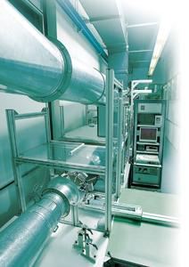 Atmospheric Göttingen-type calibration wind tunnel with open-jet measuring distance and closed air recirculation for open-jet calibration