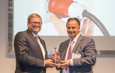 Ausgezeichnet – SMARTFLOW 2020: Ersa Vertriebsleiter Rainer Krauss (li.) erhält von Chefredakteur Global SMT & Packaging Trevor Galbraith (re.) den Global Technology Award in der Kategorie „Soldering Equipment“.