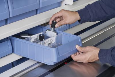 Nach Bestätigung an der Liftsteuerung befördert der Hänel Rotomat® Lagerlift das entsprechende Tablar sofort in die Entnahmestelle.
