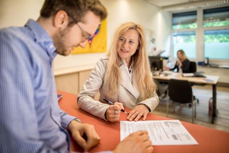 Sylvia Rußbüldt, Leiterin des Studierendenservice, und ihr Team stehe Studieninteressierten und auch Studierenden für Fragen zur Verfügung / Foto: Hochschule Flensburg/Dewanger