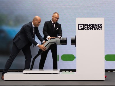 Michael Heinemann, CEO Phoenix Contact E-Mobility, und Dominik Mazur, Produktionsleiter in Rzeszów, steckten bei der Eröffnung symbolisch einen Ladestecker in die Ladedose