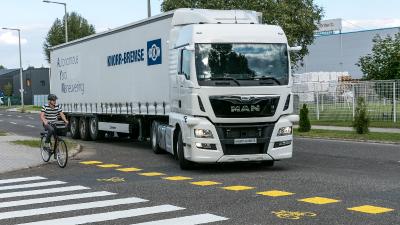 Dank einer Kombination aus Kamera- und Radarüberwachung des Seitenraums erreicht der Knorr-Bremse Abbiegeassistent bei der Erkennung von Verkehrsteilnehmern ein neues Level an Präzision / © Knorr-Bremse